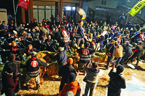 上町と下町の大綱の引き合いの様子